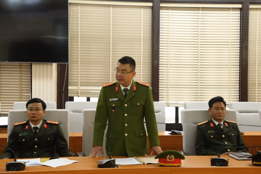 Các cán bộ Ban chuyên án báo cáo vụ phá chuyên án đường dây ma túy.