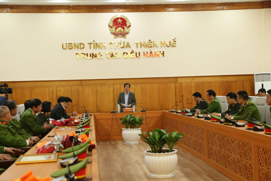 Ông Nguyễn Văn Phương - Chủ tịch UBND tỉnh Thừa Thiên - Huế tuyên dương thành tích các cán bộ, chiến sĩ Công an tỉnh. Ông Nguyễn Văn Phương - Chủ tịch UBND tỉnh Thừa Thiên - Huế tuyên dương thành tích các cán bộ, chiến sĩ Công an tỉnh.