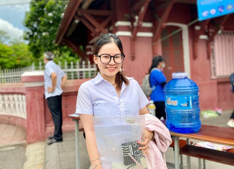 Nữ sinh Bình Minh cười tươi với kết quả làm bài khả quan. Nữ sinh Bình Minh cười tươi với kết quả làm bài khả quan.