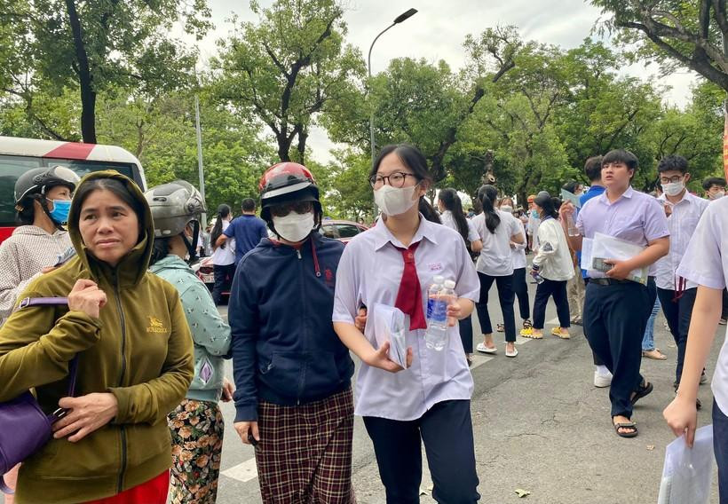 Mẹ đón con gái về sau buổi thi đầu tiên. Mẹ đón con gái về sau buổi thi đầu tiên.