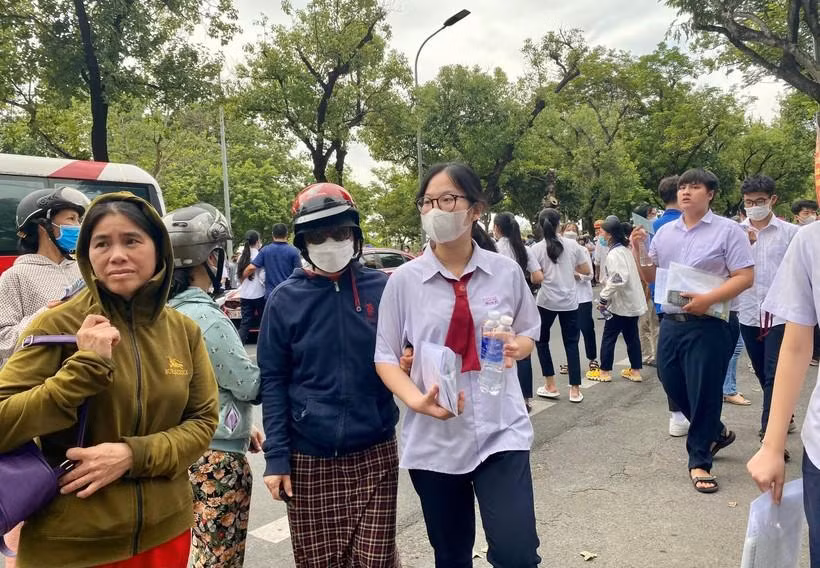 Mẹ đón con gái về sau buổi thi đầu tiên.