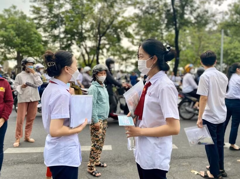 Thí sinh Thừa Thiên - Huế phấn khởi sau ngày thi đầu tiên kỳ thi tốt nghiệp THPT 2022.