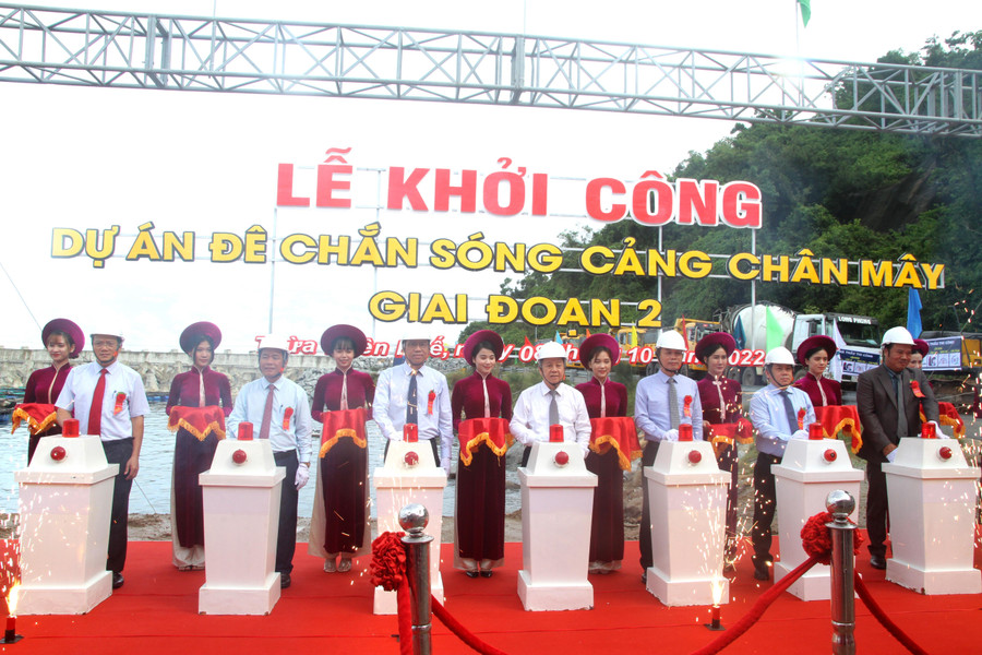 Lãnh đạo tỉnh và các nhà thầu bấm nút khởi công dự án. Lãnh đạo tỉnh và các nhà thầu bấm nút khởi công dự án.