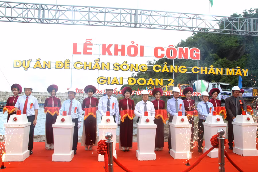 Lãnh đạo tỉnh và các nhà thầu bấm nút khởi công dự án.