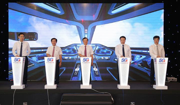 Các đại biểu bấm nút khai trương mạng 5G – Mobifone tại Huế. Các đại biểu bấm nút khai trương mạng 5G – Mobifone tại Huế.