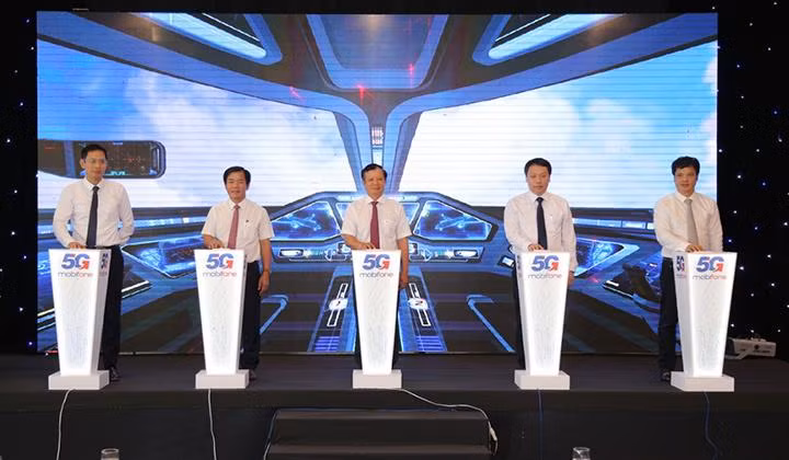 Các đại biểu bấm nút khai trương mạng 5G – Mobifone tại Huế.