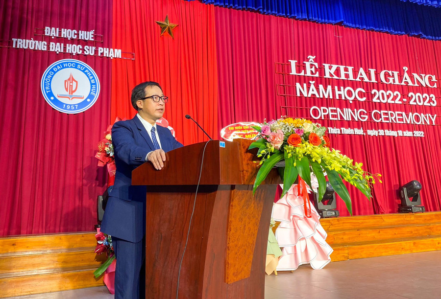 PGS.TS Lê Anh Phương – Giám đốc Đại học Huế, Hiệu trưởng Trường Đại học Sư phạm đọc thư chúc mừng của Chủ tịch nước và diễn văn khai giảng. PGS.TS Lê Anh Phương – Giám đốc Đại học Huế, Hiệu trưởng Trường Đại học Sư phạm đọc thư chúc mừng của Chủ tịch nước và diễn văn khai giảng.