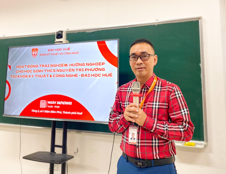 TS. Nguyễn Quang Lịch – Phó Khoa trưởng Phụ trách Khoa Kỹ thuật và Công nghệ, Đại học Huế chia sẻ tại buổi hướng nghiệp. TS. Nguyễn Quang Lịch – Phó Khoa trưởng Phụ trách Khoa Kỹ thuật và Công nghệ, Đại học Huế chia sẻ tại buổi hướng nghiệp.