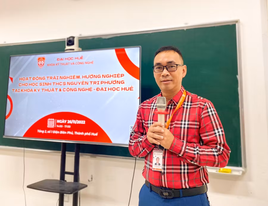 TS. Nguyễn Quang Lịch – Phó Khoa trưởng Phụ trách Khoa Kỹ thuật và Công nghệ, Đại học Huế chia sẻ tại buổi hướng nghiệp. TS. Nguyễn Quang Lịch – Phó Khoa trưởng Phụ trách Khoa Kỹ thuật và Công nghệ, Đại học Huế chia sẻ tại buổi hướng nghiệp.