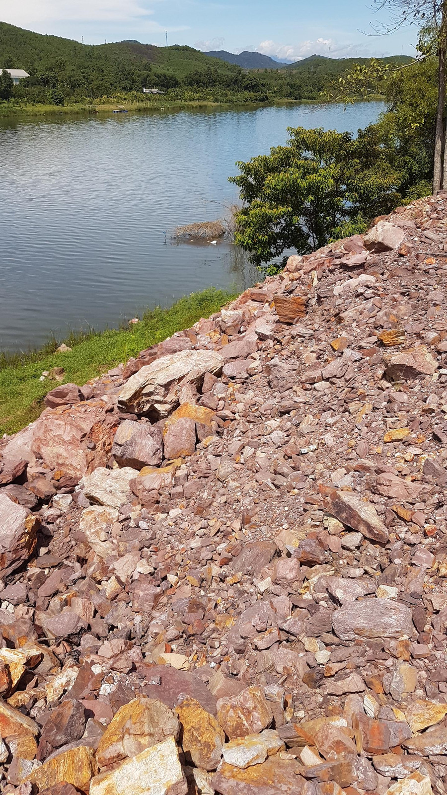 Đứng từ trên đỉnh "núi" đất đá thải nhìn xuống. Đứng từ trên đỉnh "núi" đất đá thải nhìn xuống.