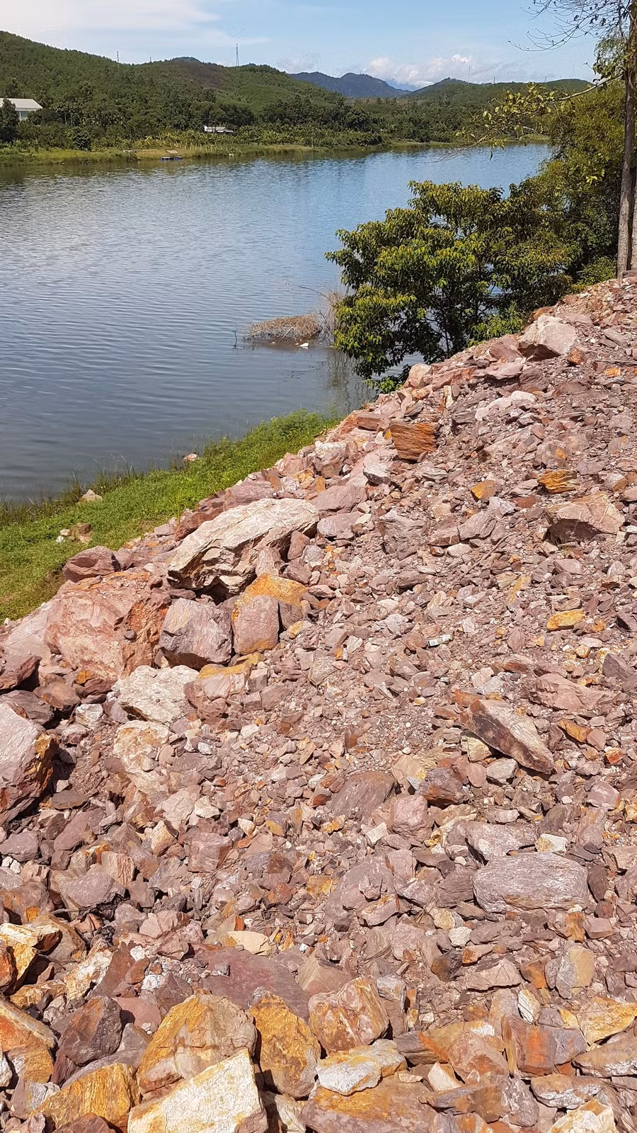 Đứng từ trên đỉnh "núi" đất đá thải nhìn xuống.