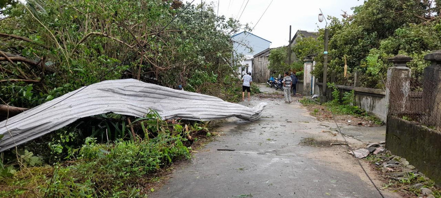 Mái tôn bay tứ tung. Mái tôn bay tứ tung.