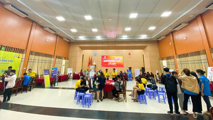 Ngày hội tuyển dụng quy tụ 16 đơn vị.