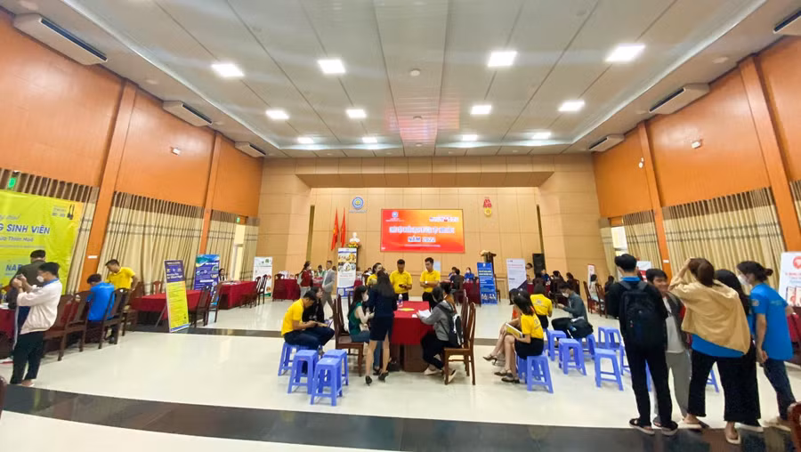 Ngày hội tuyển dụng quy tụ 16 đơn vị. Ngày hội tuyển dụng quy tụ 16 đơn vị.