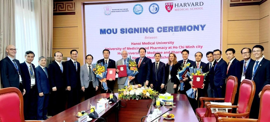 Trường Đại học Y Dược, Đại học Huế cùng trường và Đại học Y Khoa Harvard, Đại sứ Hoa Kỳ tại Việt Nam và lãnh đạo Bộ Y tế chụp ảnh lưu niệm.