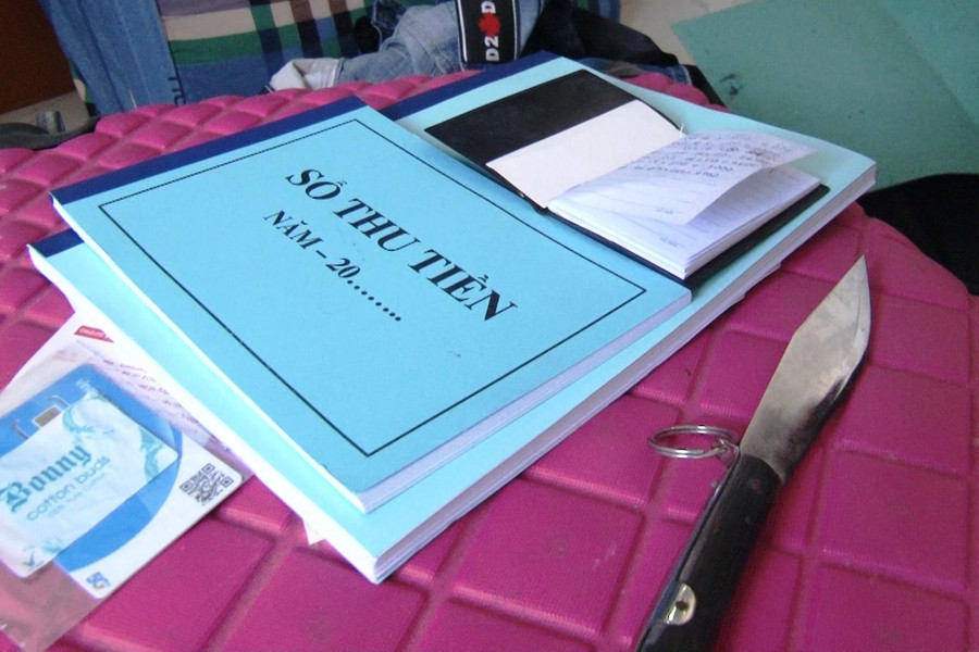 Sổ thu tiền và dao nhọn tại nơi ở của đối tượng Anh. Sổ thu tiền và dao nhọn tại nơi ở của đối tượng Anh.