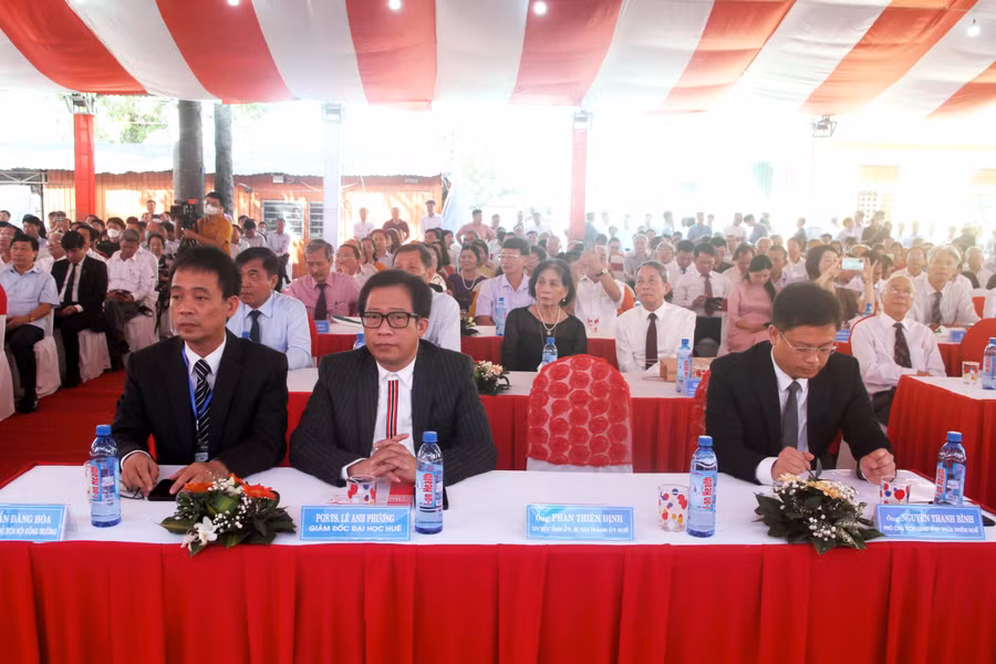 Đại biểu về tham dự lễ kỷ niệm.