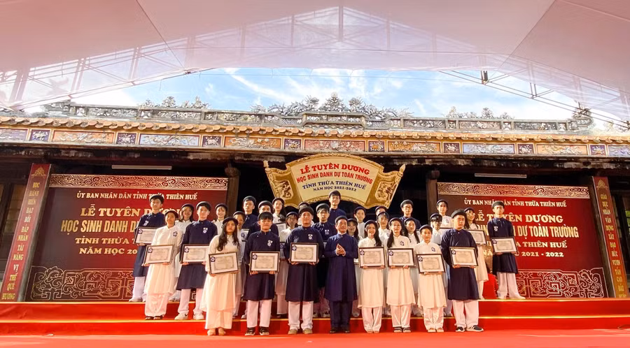 Học sinh danh dự toàn trường tỉnh Thừa Thiên - Huế chụp ảnh lưu niệm với Chủ tịch UBND tỉnh.