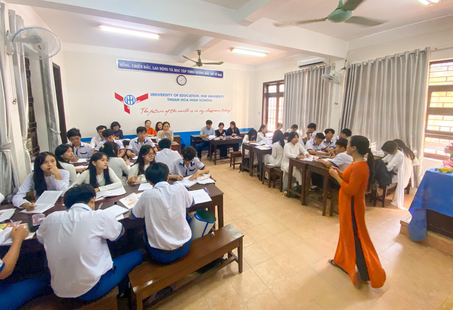 Một tiết học ngày 19/9 tại Trường THPT Thuận Hóa có sự tham gia dự giờ của các sinh viên Hàn Quốc. Một tiết học ngày 19/9 tại Trường THPT Thuận Hóa có sự tham gia dự giờ của các sinh viên Hàn Quốc.