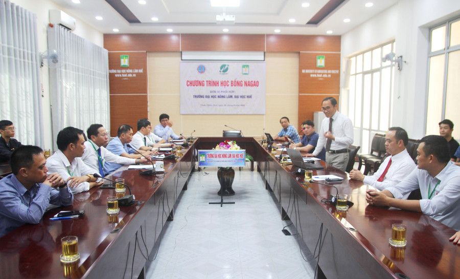 PGS.TS Lưu Thế Anh - Viện trưởng Viện Tài nguyên và Môi trường, Đại học Quốc gia Hà Nội (đứng) giới thiệu về quá trình hơn 25 năm chương trình học bổng Nagao do Nhật Bản tài trợ. PGS.TS Lưu Thế Anh - Viện trưởng Viện Tài nguyên và Môi trường, Đại học Quốc gia Hà Nội (đứng) giới thiệu về quá trình hơn 25 năm chương trình học bổng Nagao do Nhật Bản tài trợ.