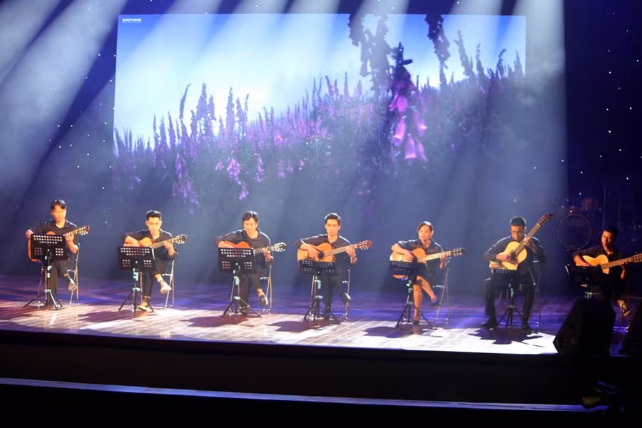 Hòa tấu được chơi bởi Dàn nhạc Guitare của Học viện, tác phẩm Tchaikovsky.