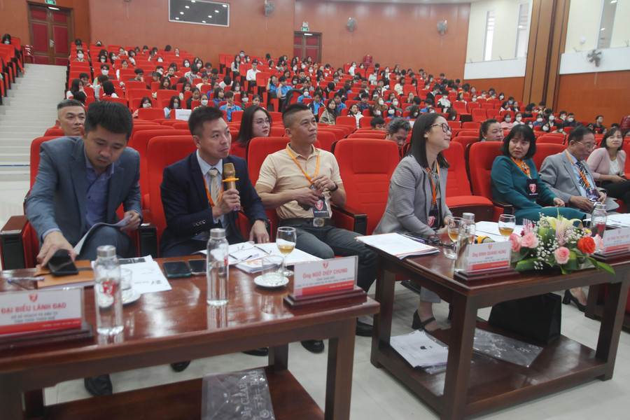 Các mentor đặt ra nhiều câu hỏi hóc búa.