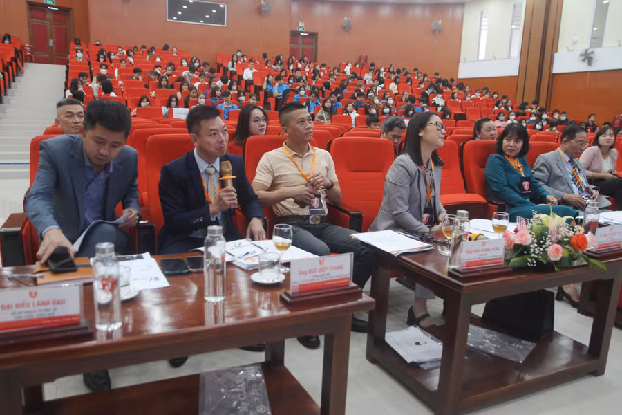 Các mentor đặt ra nhiều câu hỏi hóc búa.