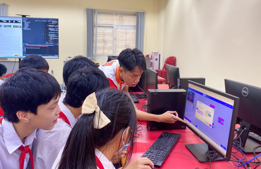 Học sinh Trường THCS Nguyễn Tri Phương được giới thiệu về cách hoạt động robot trên máy tính. Học sinh Trường THCS Nguyễn Tri Phương được giới thiệu về cách hoạt động robot trên máy tính.