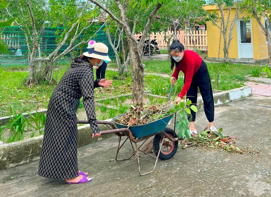 Rác do cành cây, lá cây đổ xuống khá nhiều. Rác do cành cây, lá cây đổ xuống khá nhiều.
