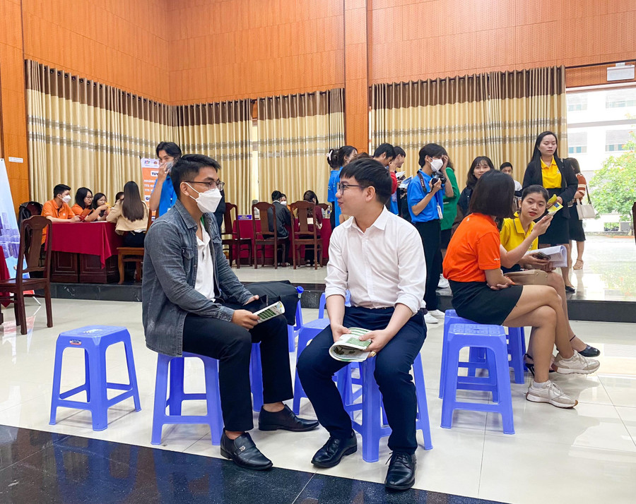 Các sinh viên trao đổi với nhau về việc lựa chọn đơn vị tuyển dụng.