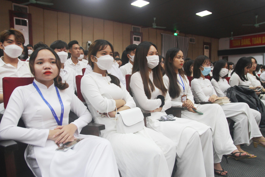 Các nữ tân sinh viên mặc áo dài dự Lễ khai giảng đầu tiên quãng đời đại học. Các nữ tân sinh viên mặc áo dài dự Lễ khai giảng đầu tiên quãng đời đại học.