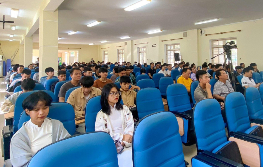 Ngày hội việc làm thu hút nhiều đại biểu, doanh nghiệp của Nhật Bản tại Việt Nam và hàng trăm sinh viên tham gia.