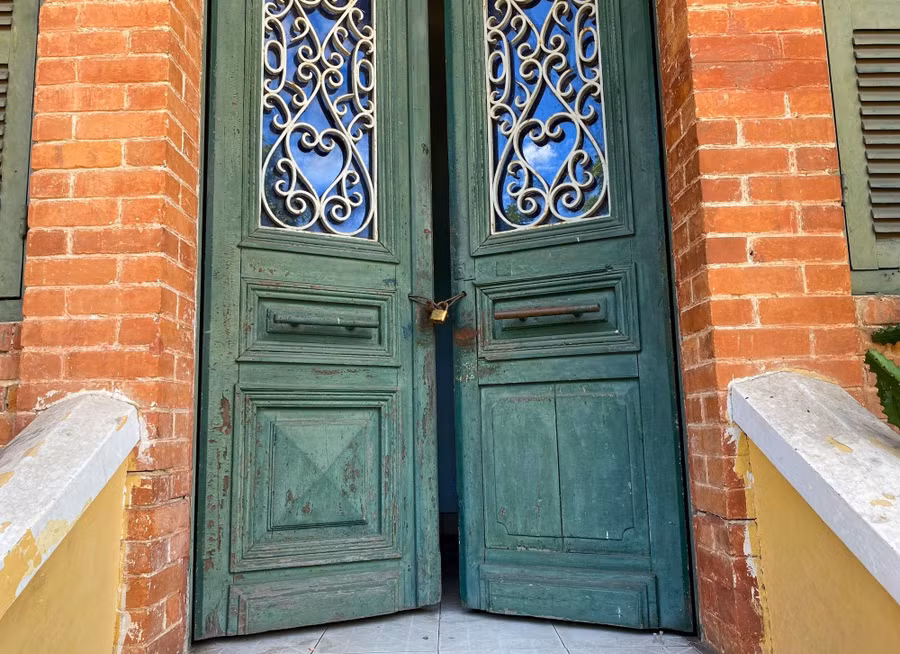 Nhiều hệ thống cửa, tường, lò sưởi... vẫn còn nguyên trong căn biệt thự Pháp 100 tuổi tại số 26 đường Lê Lợi, TP Huế.