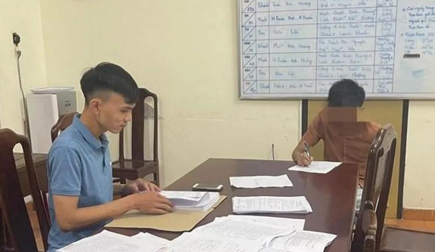 Công an TP Huế lấy lời khai với đối tượng T. (làm mờ mặt, bên phải). Công an TP Huế lấy lời khai với đối tượng T. (làm mờ mặt, bên phải).