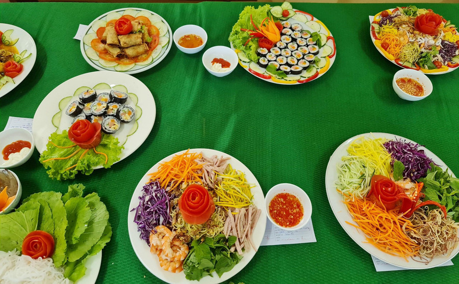 Nhiều món ăn ngon, đẹp mắt được các em thực hiện bài bản. Từ nghề nấu ăn có thể tạo cơ sở cho học sinh học nghề bếp sau này và phục vụ ở vùng đất du lịch Huế vốn có ưu thế nhiều món ăn ngon. Nhiều món ăn ngon, đẹp mắt được các em thực hiện bài bản. Từ nghề nấu ăn có thể tạo cơ sở cho học sinh học nghề bếp sau này và phục vụ ở vùng đất du lịch Huế vốn có ưu thế nhiều món ăn ngon.