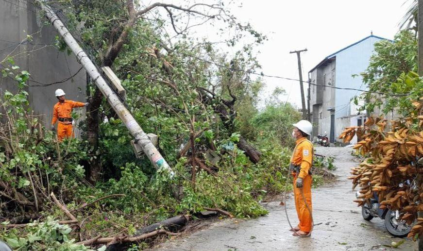 Cột điện bị gió bão quật ngã. Cột điện bị gió bão quật ngã.