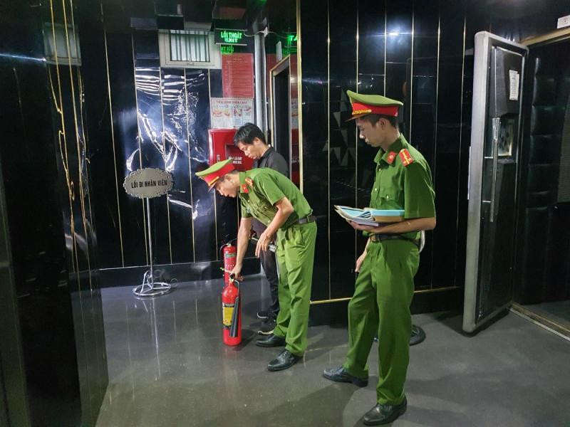 Cơ quan chức năng đã tạm đình chỉ hoạt động 4 cơ sở karaoke.