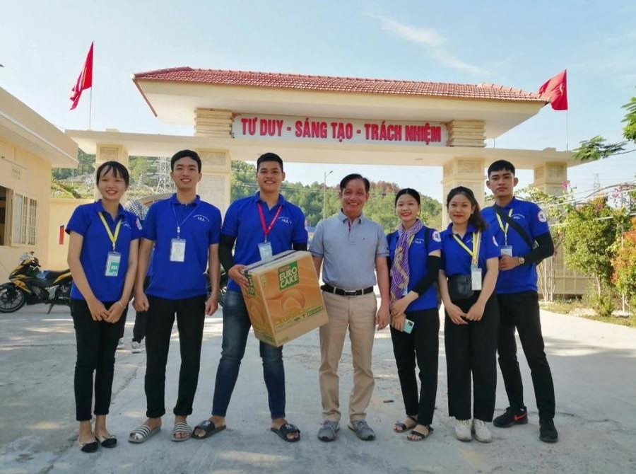 PGS.TS. Đoàn Đức Lương - Hiệu trưởng Trường Đại học Luật, Đại học Huế cùng các tình nguyện viên giúp đỡ tân sinh viên nhập học.