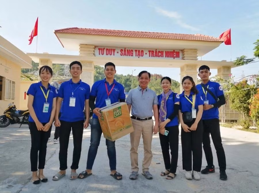 PGS.TS. Đoàn Đức Lương - Hiệu trưởng Trường Đại học Luật, Đại học Huế cùng các tình nguyện viên giúp đỡ tân sinh viên nhập học.