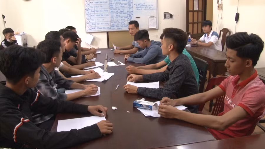 Các đối tượng nhóm của Hoàng bị bắt tại cơ quan công an.