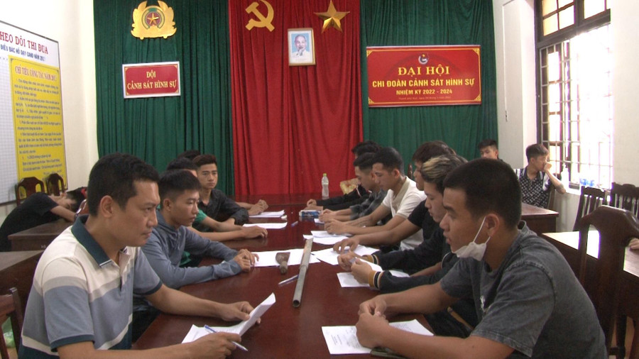 Công an TP Huế làm việc với các đối tượng thanh niên hung hãn. Công an TP Huế làm việc với các đối tượng thanh niên hung hãn.