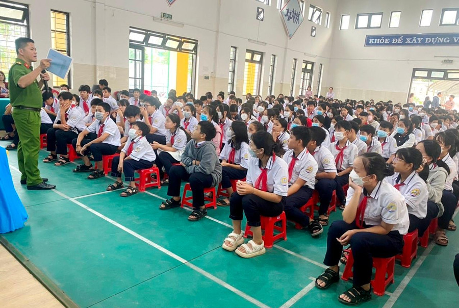 Công an nói chuyện với các em về nghề làm chiến sĩ. Công an nói chuyện với các em về nghề làm chiến sĩ.