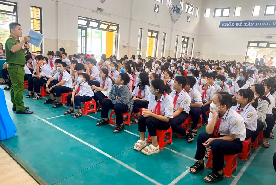 Công an nói chuyện với các em về nghề làm chiến sĩ.