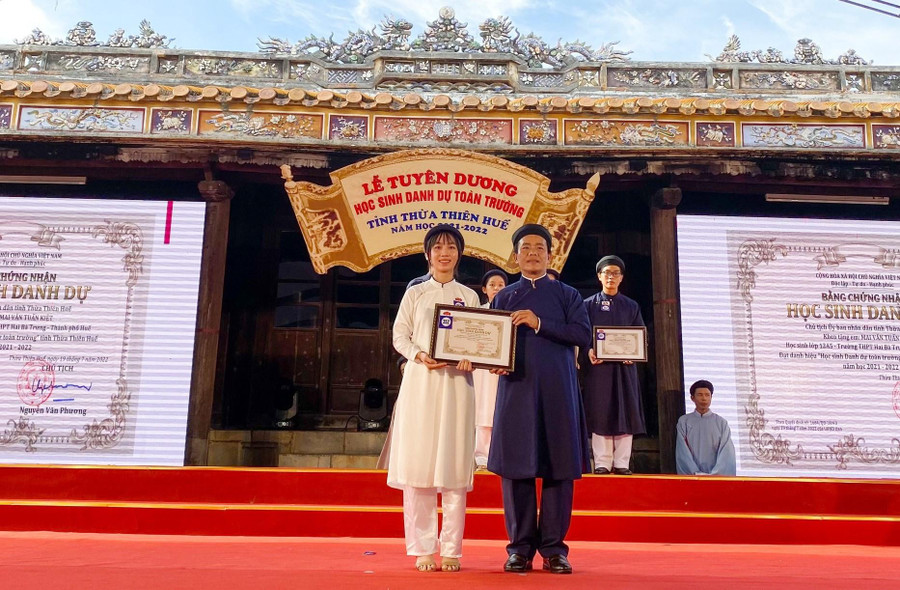 Những học sinh được nhận danh hiệu cao quý.
