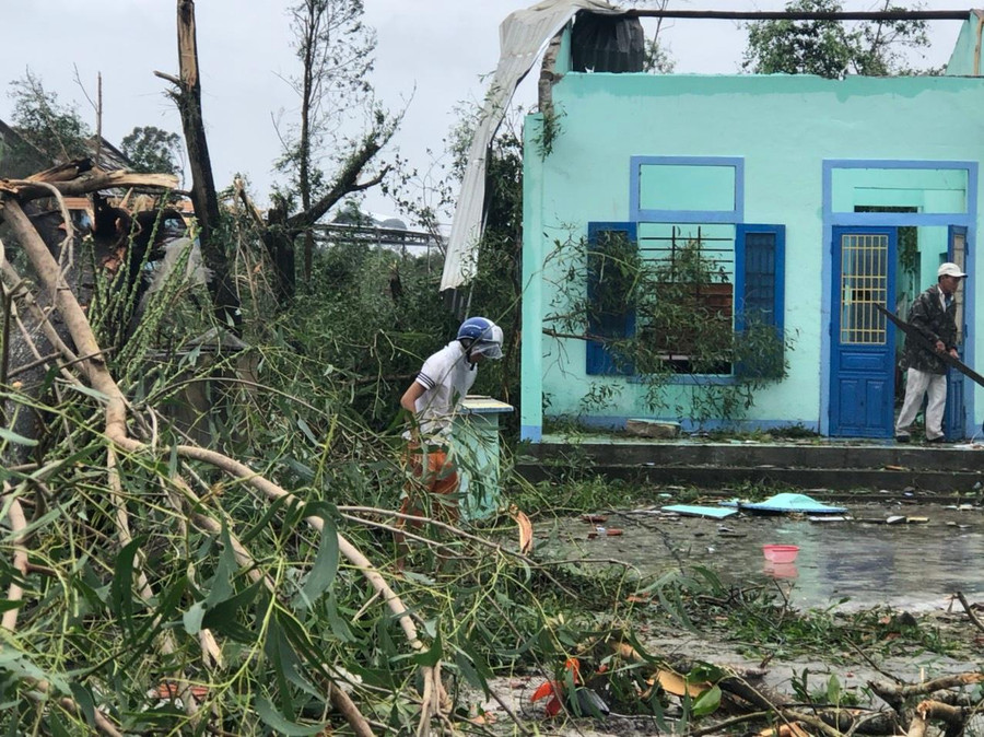 Tại thôn Khánh Mỹ, xã Vinh Xuân, huyện Phú Vang, tỉnh Thừa Thiên - Huế qua ghi nhận bão đã khiến nhà của 20 hộ dân bị tốc mái, trong đó có một số nhà tốc mái hoàn toàn. Tại thôn Khánh Mỹ, xã Vinh Xuân, huyện Phú Vang, tỉnh Thừa Thiên - Huế qua ghi nhận bão đã khiến nhà của 20 hộ dân bị tốc mái, trong đó có một số nhà tốc mái hoàn toàn.