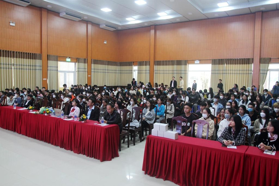 Nhiều sinh viên Trường ĐH Kinh tế, ĐH Huế quan tâm chủ đề chuẩn tiếng Anh đầu ra. Nhiều sinh viên Trường ĐH Kinh tế, ĐH Huế quan tâm chủ đề chuẩn tiếng Anh đầu ra.