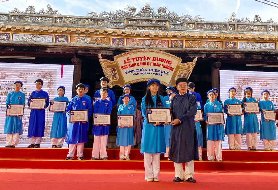 Ông Phan Ngọc Thọ - Phó Bí thư Thường trực Tỉnh ủy trao tặng bằng khen cho học sinh.