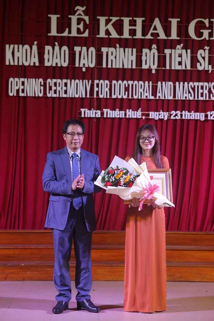 Giám đốc ĐH Huế tặng hoa chúc mừng học viên Nguyễn Thị Hoa, Thủ khoa trường trong khoá tuyển sinh đào tạo trình độ Thạc sĩ năm 2022. Giám đốc ĐH Huế tặng hoa chúc mừng học viên Nguyễn Thị Hoa, Thủ khoa trường trong khoá tuyển sinh đào tạo trình độ Thạc sĩ năm 2022.