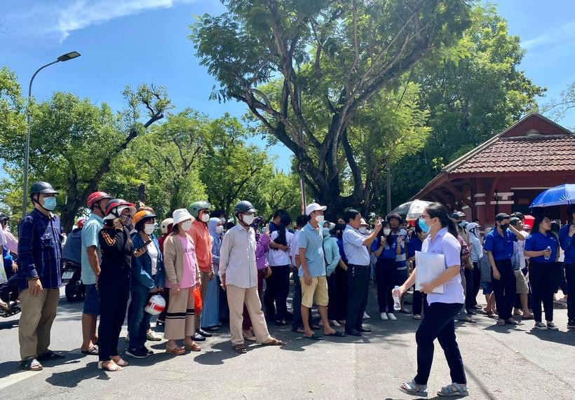 Kết thúc kỳ thi tốt nghiệp THPT 2022, đa số thí sinh tỉnh Thừa Thiên - Huế làm được bài với tâm trạng thoải mái. Kết thúc kỳ thi tốt nghiệp THPT 2022, đa số thí sinh tỉnh Thừa Thiên - Huế làm được bài với tâm trạng thoải mái.