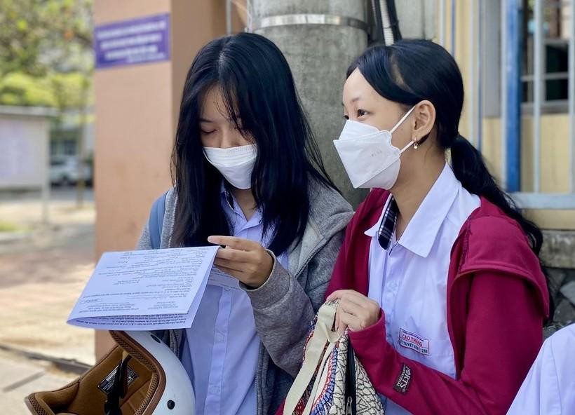 2 nữ sinh trường THPT Cao Thắng (TP Huế) dò bài sau khi thi. 2 nữ sinh trường THPT Cao Thắng (TP Huế) dò bài sau khi thi.